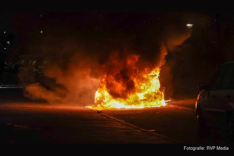 Bestelbus in lichterlaaie na harde explosie