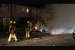 Bestelbus in lichterlaaie na harde explosie