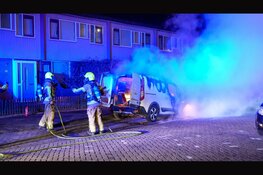 Bestelbus in lichterlaaie na harde explosie
