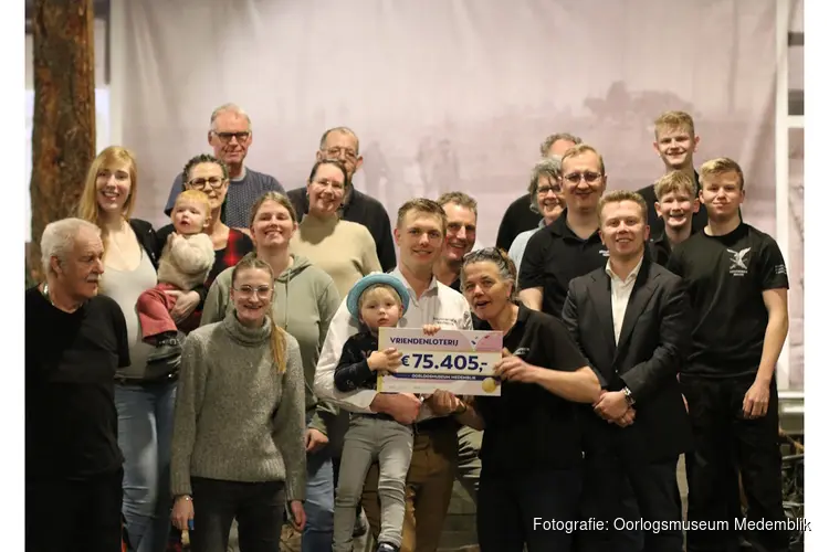 Oorlogsmuseum Medemblik ontvangt eerste cheque van de VriendenLoterij