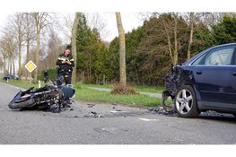 Motorrijder naar het ziekenhuis na forse aanrijding in Berkhout