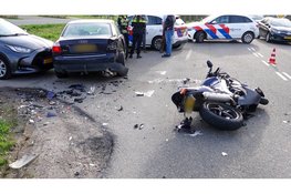 Motorrijder naar het ziekenhuis na forse aanrijding in Berkhout