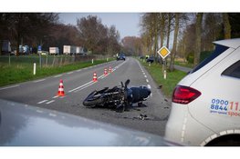 Motorrijder naar het ziekenhuis na forse aanrijding in Berkhout