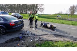 Motorrijder naar het ziekenhuis na forse aanrijding in Berkhout
