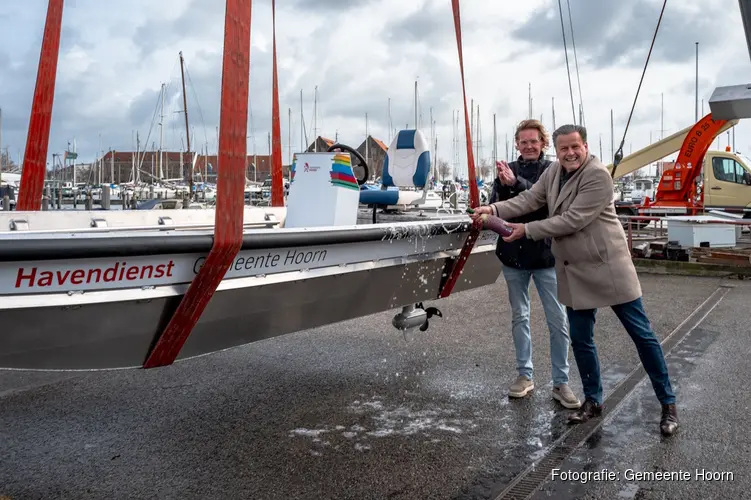 Doop van ‘Jan Haring’: nieuwe havenboot voor toezicht in de havens en grachten