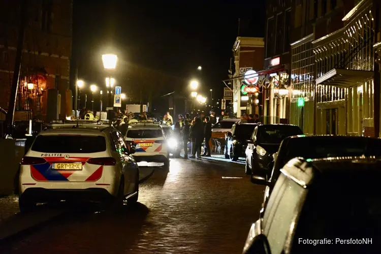 Politie moet ingrijpen na grote vechtpartij in Hoorn, één gewonde