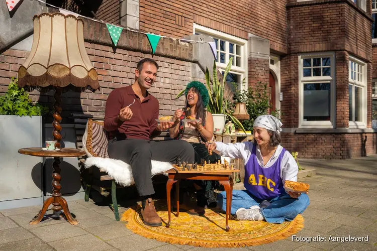Grootste buurtbeweging van Nederland viert vijfde editie BuurtBankjesdag en roept buurtbewoners in Hoorn op om de vrolijkste huiskamer op straat te maken