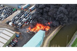 DRONE: Brand met veel rook bij autosloperij in Blokker, brandweer schaalt groot op