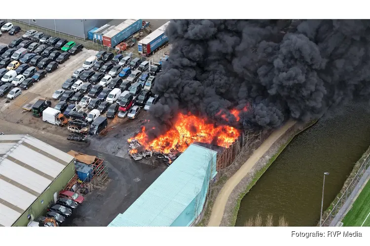 DRONE: Brand met veel rook bij autosloperij in Blokker, brandweer schaalt groot op