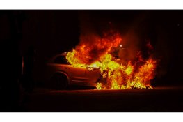 Auto volledig in lichterlaaie op parkeerplaats van voetbalvereniging