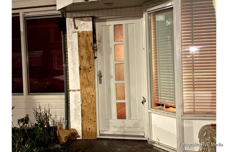 Explosie bij voordeur woning aan de Plantage in Blokker