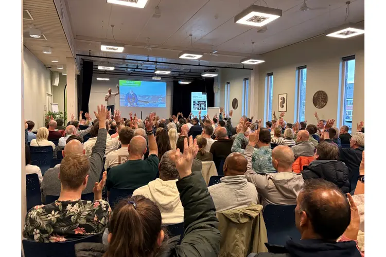 Grote belangstelling voor bijeenkomst zonnepanelen en thuisbatterijen in Bangert en Oosterpolder