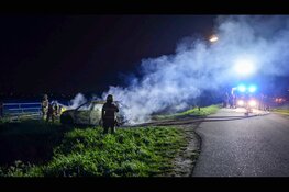 Achtergelaten auto in lichterlaaie op boerenlandweg in Berkhout