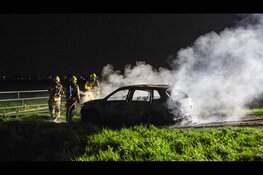 Achtergelaten auto in lichterlaaie op boerenlandweg in Berkhout