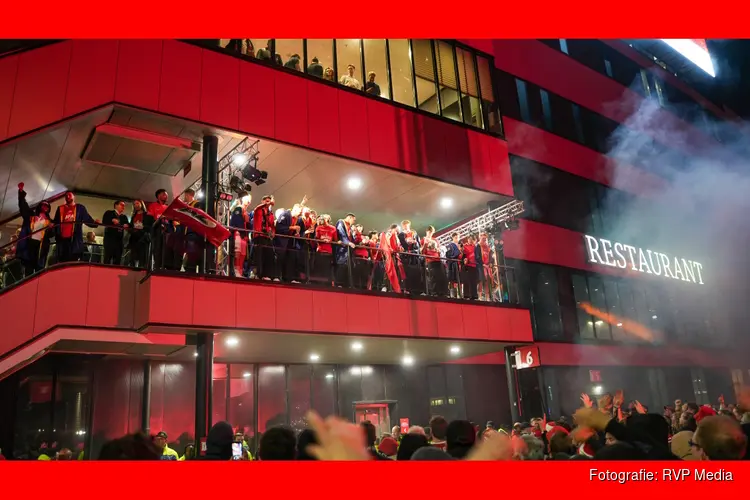 Duizenden supporters wachten spelersbus AZ op na bekerwinst