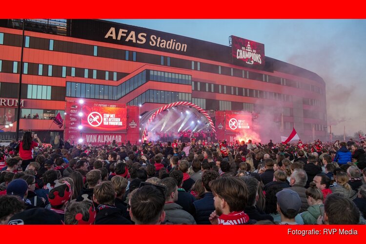 Uitzinnige menigte op de been bij huldiging van bekerwinnaar AZ
