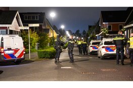 Politie houdt man aan in woning in Zwaag