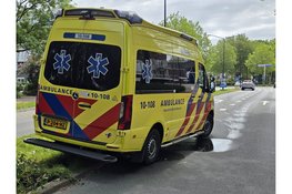 Ambulance eindigt met lekke brandstoftank op betonblokken in Hoorn