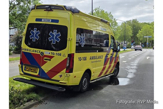 Ambulance eindigt met lekke brandstoftank op betonblokken in Hoorn