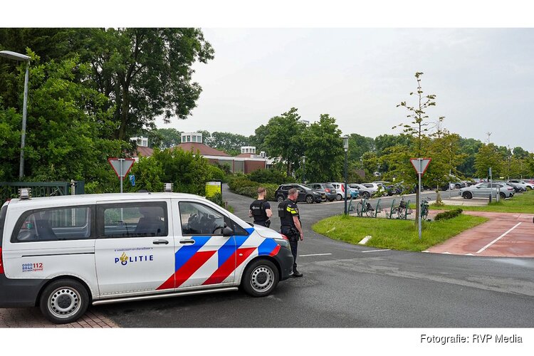 Agenten met kogelwerende vesten beveiligen uitvaartcentrum na mogelijke dreiging tijdens uitvaart in Hoorn