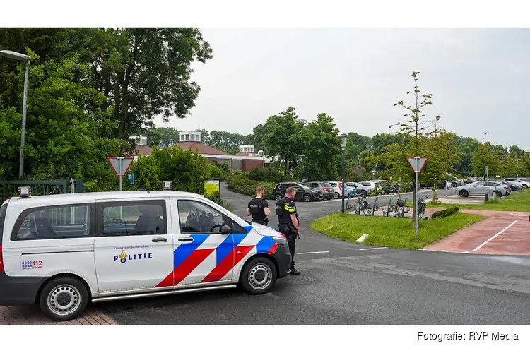 Agenten met kogelwerende vesten beveiligen uitvaartcentrum na mogelijke dreiging tijdens uitvaart in Hoorn