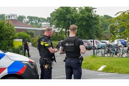 Agenten met kogelwerende vesten beveiligen uitvaartcentrum na mogelijke dreiging tijdens uitvaart in Hoorn