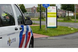 Agenten met kogelwerende vesten beveiligen uitvaartcentrum na mogelijke dreiging tijdens uitvaart in Hoorn