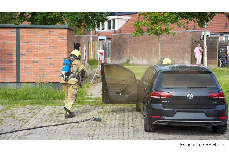 Auto vliegt in brand op parkeerplaats in Hoorn