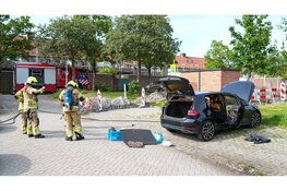 Auto vliegt in brand op parkeerplaats in Hoorn