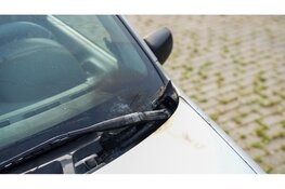 Auto vliegt in brand op parkeerplaats in Hoorn