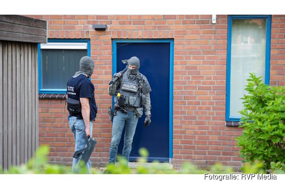 Arrestatieteam doet inval in woning Hoorn