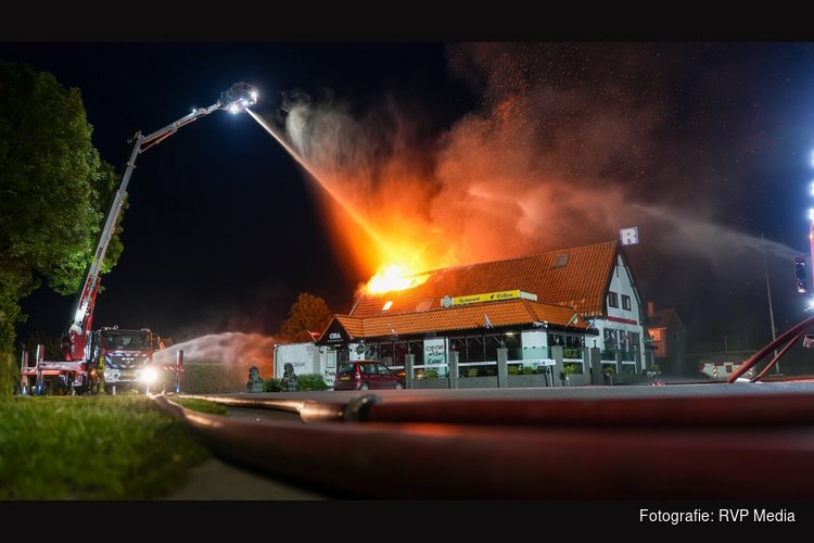 Uitslaande brand in restaurant Wijdenes, leuzen op muren geschreven