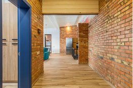 Welke vloer past het best bij een warm en modern huis