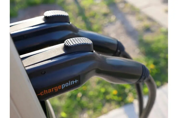 Steeds meer Hoornse huishoudens kiezen voor een thuisbatterij: ‘Je betaalt niet meer voor stroom die je zelf al opgewekt hebt’