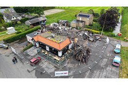 Drone foto's laten schade restaurant waar leuzen op de muur zijn geschreven goed zien