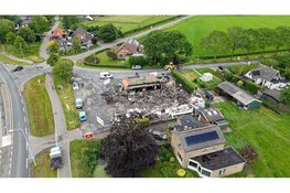 Drone foto's laten schade restaurant waar leuzen op de muur zijn geschreven goed zien