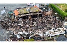 Drone foto's laten schade restaurant waar leuzen op de muur zijn geschreven goed zien