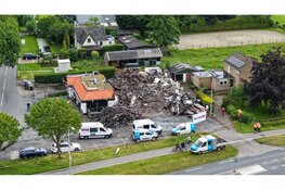 Drone foto's laten schade restaurant waar leuzen op de muur zijn geschreven goed zien