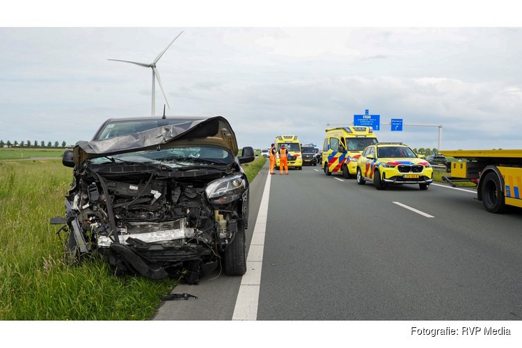 N307 bij Zwaagdijk afgesloten na forse kop-staartbotsing tussen twee voertuigen