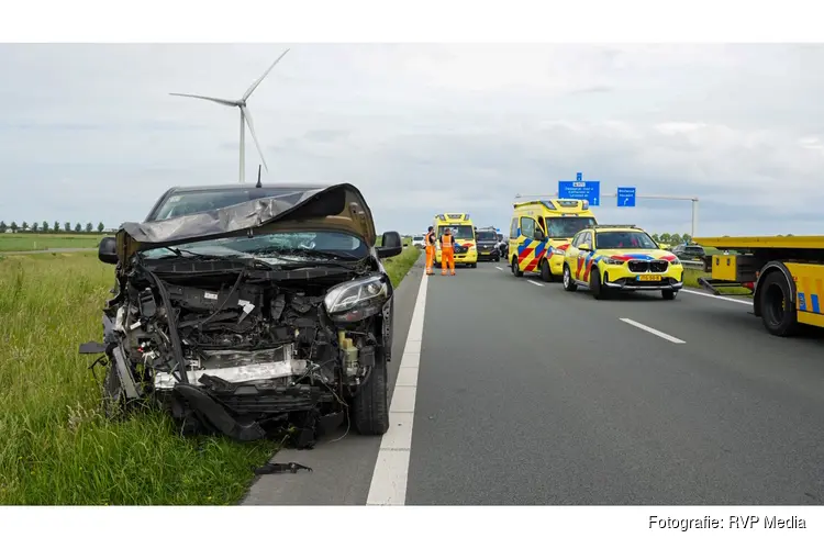 N307 bij Zwaagdijk afgesloten na forse kop-staartbotsing tussen twee voertuigen