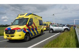 N307 bij Zwaagdijk afgesloten na forse kop-staartbotsing tussen twee voertuigen