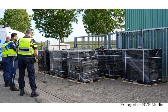 Loods vol met 3,564 lachgas flessen aangetroffen in Hoorn