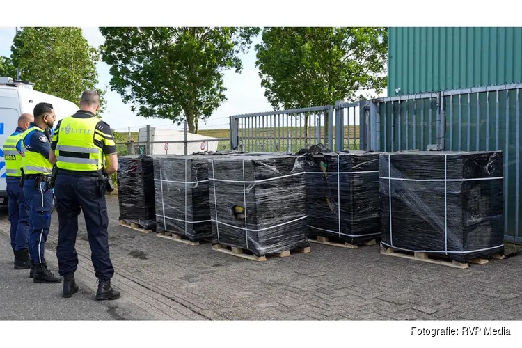 Loods vol met 3,564 lachgas flessen aangetroffen in Hoorn