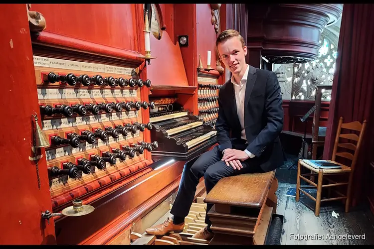 Maarten Wilmink bespeelt het Maarschalkerweerd-orgel in de Hoornse Koepelkerk
