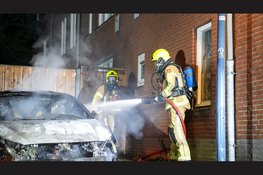 Auto compleet verwoest door brand in Hoorn