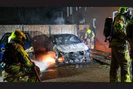 Auto compleet verwoest door brand in Hoorn
