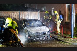 Auto compleet verwoest door brand in Hoorn