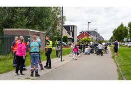 Traumahelikopter land midden in woonwijk en trekt veel bekijks