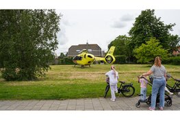 Traumahelikopter land midden in woonwijk en trekt veel bekijks