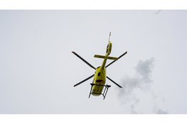 Traumahelikopter land midden in woonwijk en trekt veel bekijks
